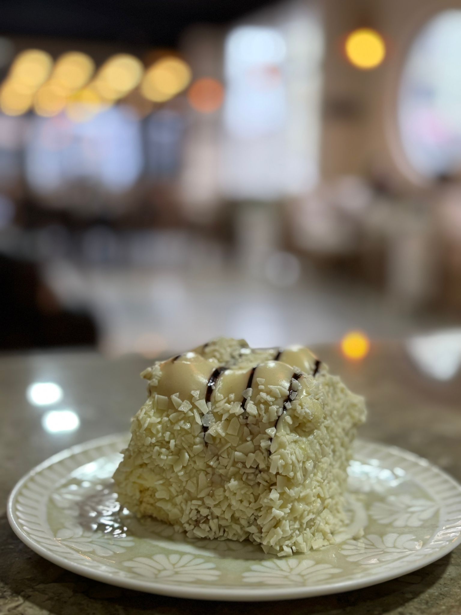 Beyaz Çikolatalı Profiterollü Pasta